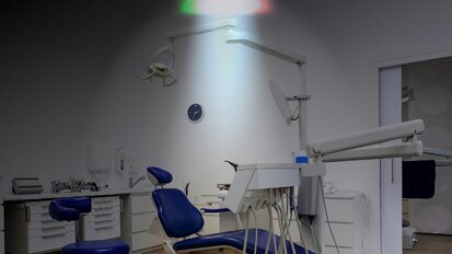 ¿Apague y vámonos o encienda más luces?