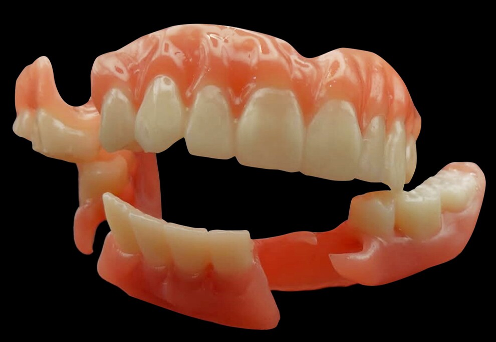 A 3D-printed full-arch prosthetic solution demonstrates anatomical detail and aesthetic characterisation. 
