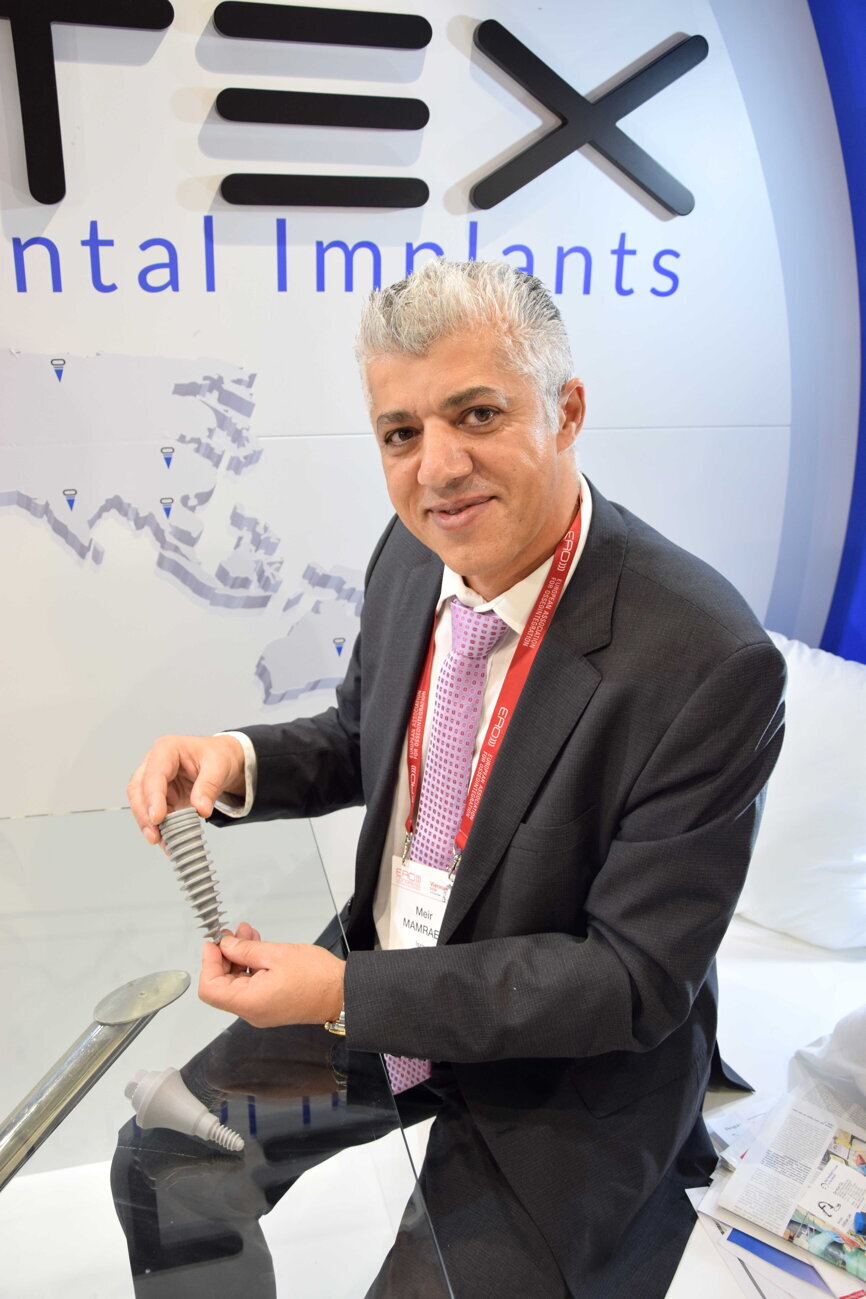 Dr Meir Mamraev at the Cortex booth showing a model of the Magix implant. (Photograph: Franziska Beier, DTI)