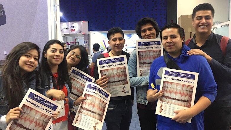 Odontólogos, técnicos dentales, estudiantes y personas de todas las edades recibieron ejemplares de Dental Tribune y de AMIC Today, el periódico de ferias de la editorial. Incluso niños y hasta un osito de peluche, como se aprecia en las fotos, se divirtieron y aprendieron leyendo la publicación más leída en América Latina. (Fotos: Michelle Arias)