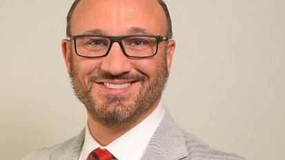 Entrevista: “Não é por que todo dentista é treinado para extrair dentes que ele deve fazê-lo”