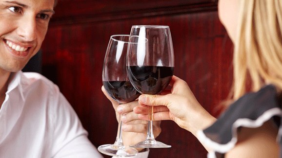 Incredibile scoperta: il vino rosso fa bene ai denti