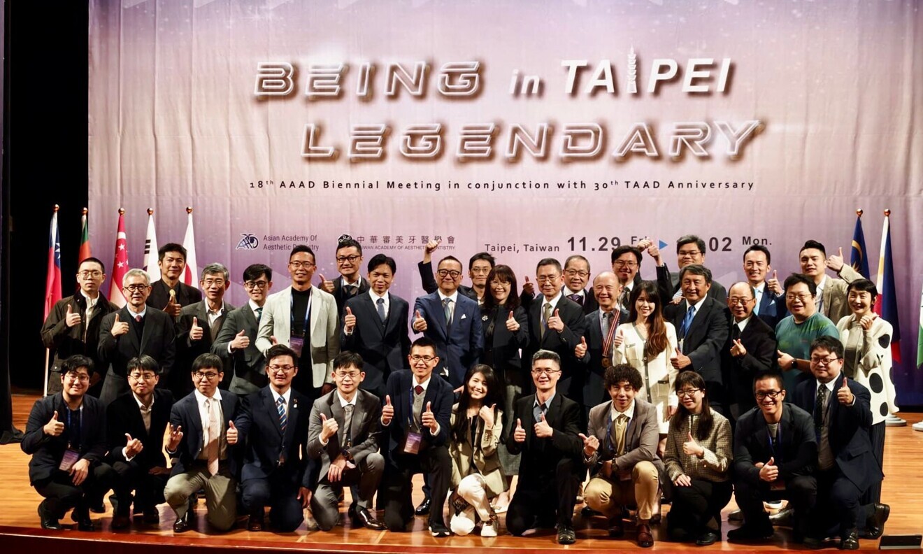 The closing ceremony of the Taipei meeting with the Taiwan Academy of Aesthetic Den tistry executive comittee and the organising committee.