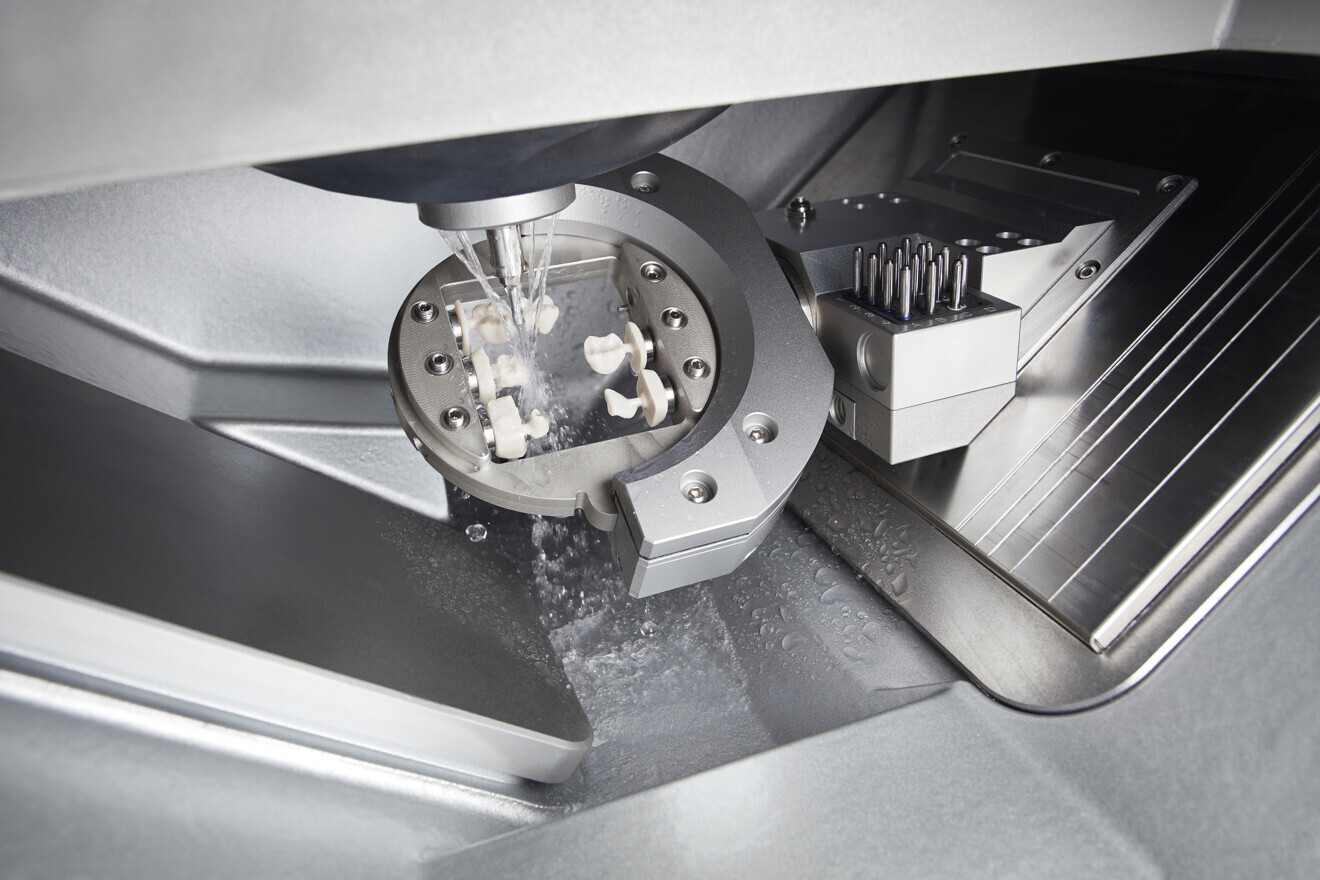 The R5 in wet-grinding mode enables the fabrication of a wide range of appliances, models, or components without elaborate refitting.