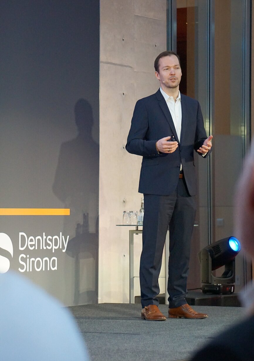 Holger Emmert, Vice President Digital Platforms and Marketing CAD/CAM and Orthodontics at  Dentsply Sirona welcomed the participants. (Image: Dental Tribune International)