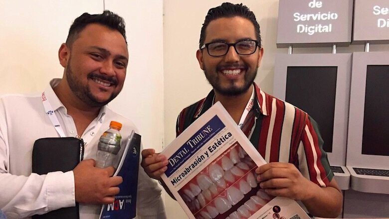 Odontólogos, técnicos dentales, estudiantes y personas de todas las edades recibieron ejemplares de Dental Tribune y de AMIC Today, el periódico de ferias de la editorial. Incluso niños y hasta un osito de peluche, como se aprecia en las fotos, se divirtieron y aprendieron leyendo la publicación más leída en América Latina. (Fotos: Michelle Arias)