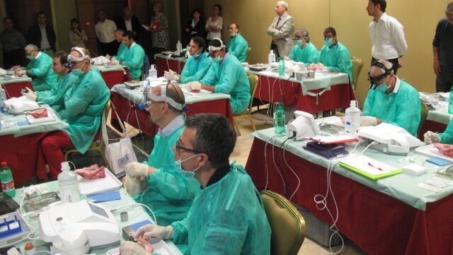 Piezocision: movimenti ortodontici accelerati mediante corticotomia piezochirurgicamente indotta con innesto mediante tunnelizzazione