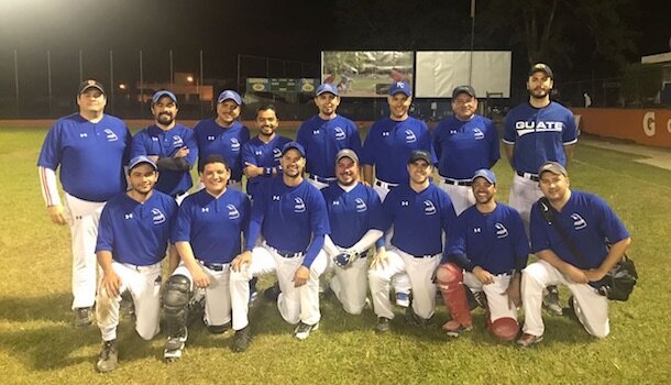 Equipo de softbol "Pirañas", al que pertenece Christian Bruns.