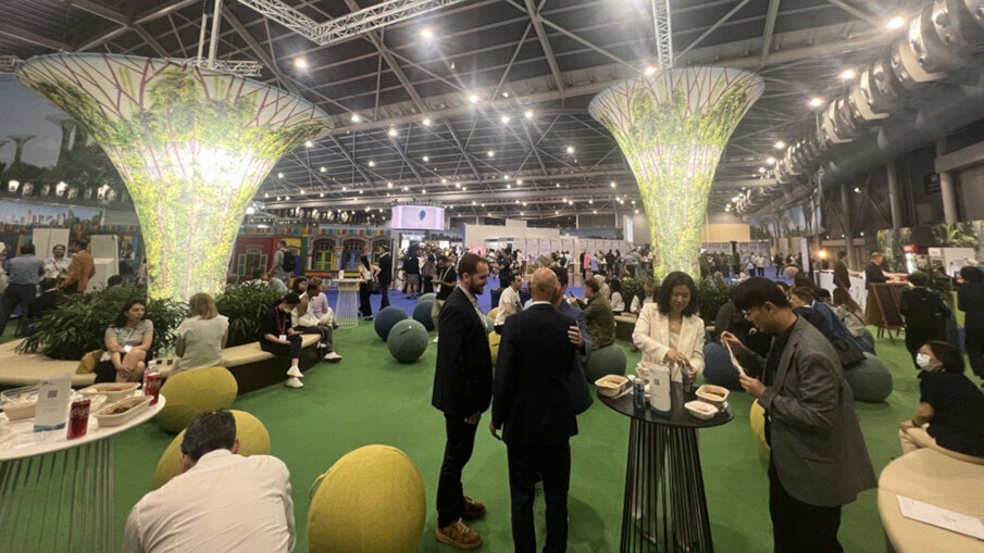 The entire event area is Singapore-themed, allowing attendees to experience the essence of this vibrant Asian metropolis even within the event premises.