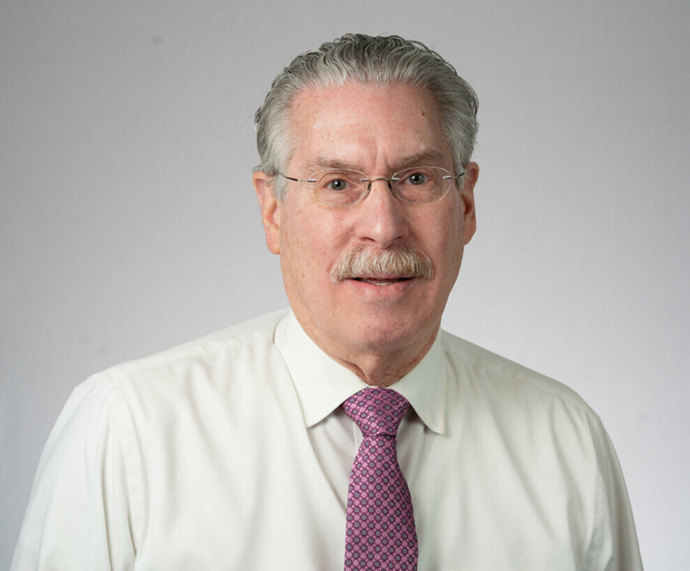 Prof. John K. Brooks autor niedawno opublikowanego przeglądu literatury na temat zespołu alfa-gal (AGS) i potencjalnych reakcji alergicznych na niektóre produkty stosowane w stomatologii. (Zdjęcie: Uniwersytet Maryland)