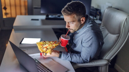 Lange Arbeitszeiten können Gewichtszunahme begünstigen