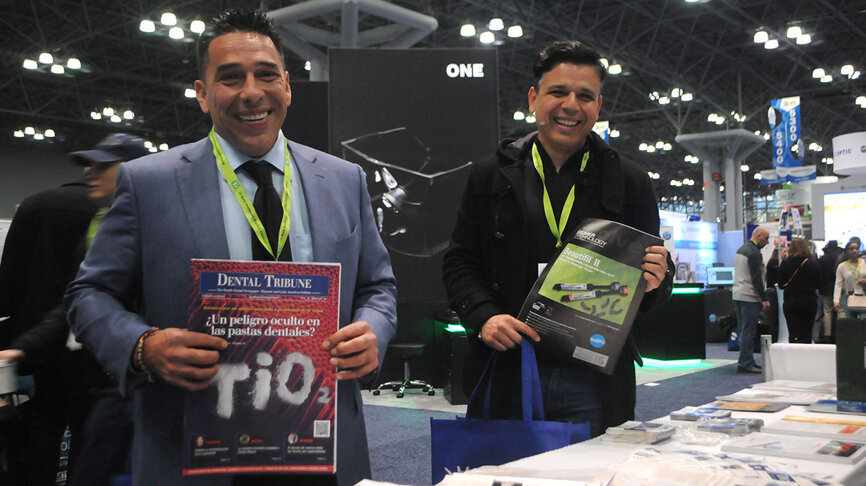 Luis Grande y Edwin Vivas, de Dentex Innovations, muestran ejemplares de Dental Tribune Latin America en el Greater New York Dental Meeting. (Foto: José Antonio Rosario para Dental Tribune)