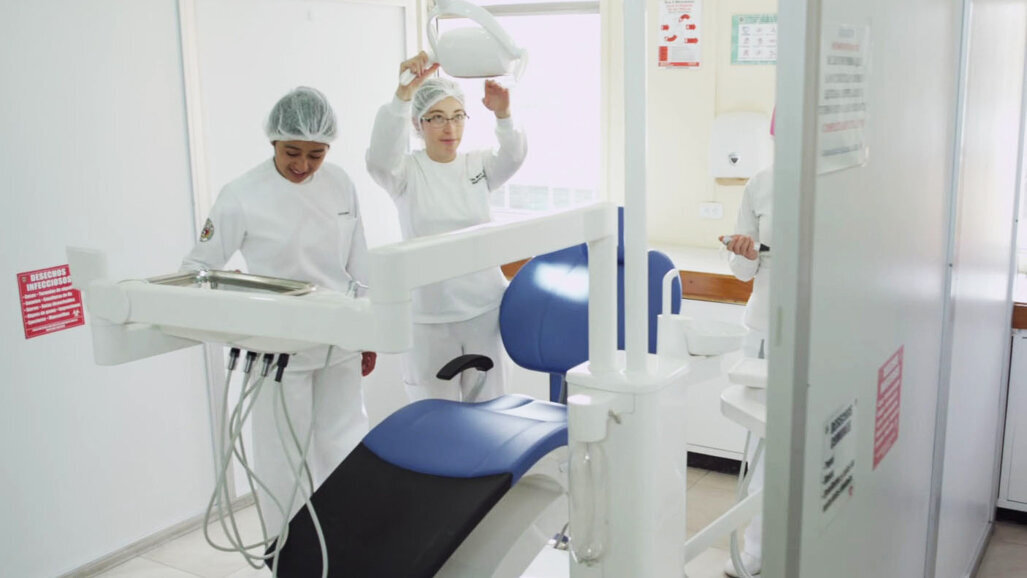 Universidad ecuatoriana recibe unidades dentales de Dentsply Sirona