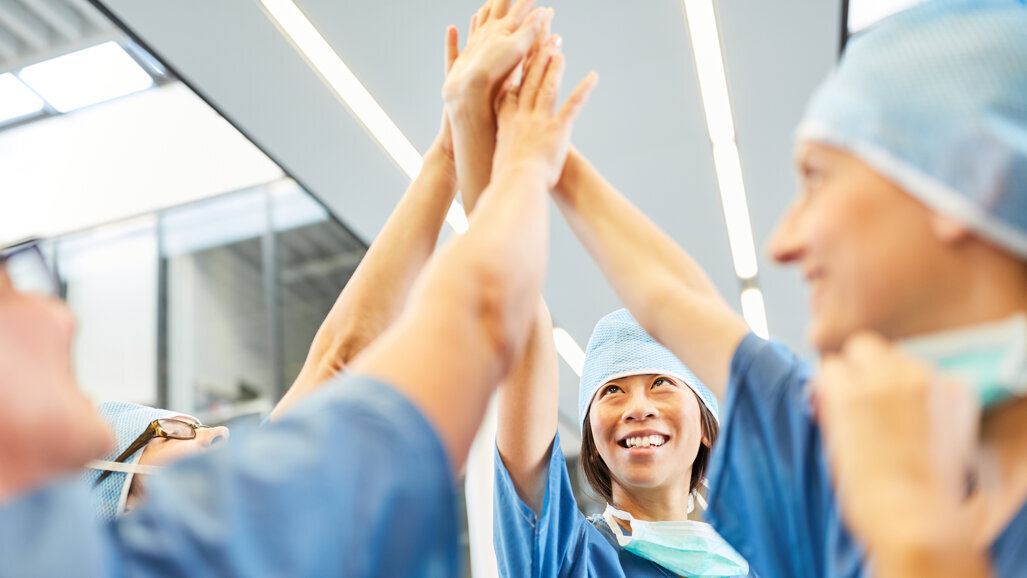 Thủ tướng Việt Nam khen ngợi NHOS sau khi khối u lớn trên khuôn mặt của bệnh nhân được loại bỏ thành công