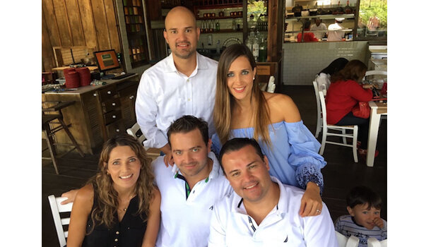 Los cinco hermanos de la familia Bruns, todos la cuales están involucrados en el mercado dental: Christian y Karin (arriba), Claudia, Georg y Stefan (debajo).