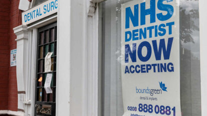 Pesquisa mostra periodontistas do Reino Unido decepcionados com o governo durante a pandemia