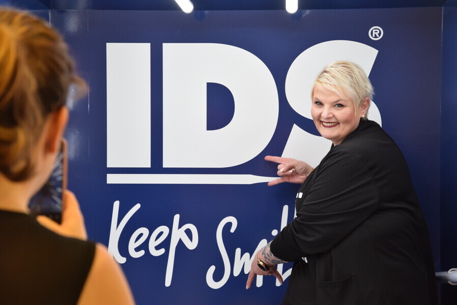 Zwiedzający mogli zrobić sobie zdjęcie z logo IDS w specjalnie przygotowanym do tego miejscu. (Wszystkie zdjęcia: Dental Tribune International)