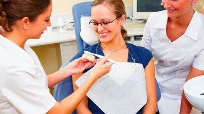 Weniger Verdienst von Zahnärztinnen