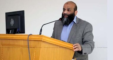 Dr Nabeel Baig guides students through formulating research question 