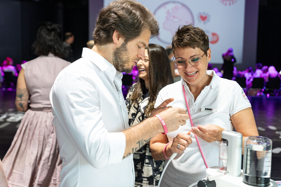 At the Guided Biofilm Therapy stations, visitors had the opportunity to try out the AIRFLOW Prophylaxis Master under expert guidance.
