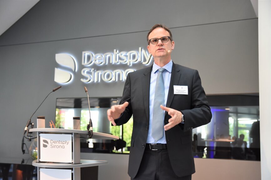 Michael Glemser (Director of the Dentsply Sirona Academy) welcomes guests to the reopening of the Dentsply Sirona Academy (Photograph: Oemus Media AG)