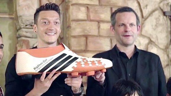 Lábio leporino e fenda palatina: Mesut Özil apoia projeto alemão