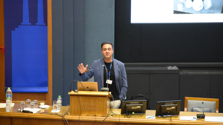 Dr Ali Vahdati giving a lecture on the management of challenges and mishaps associated with radiographic examination and interpretation in endodontics.