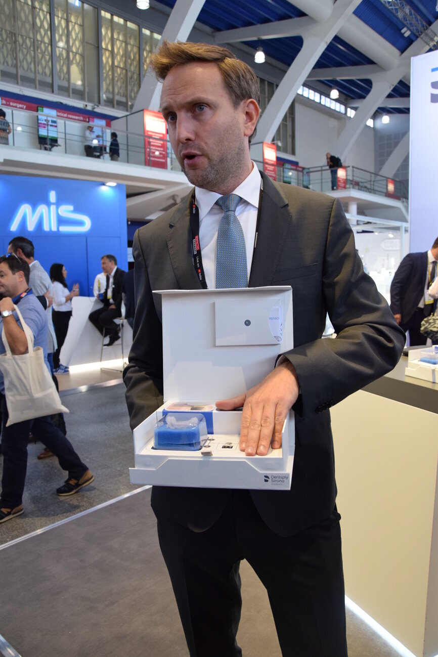 Jo Massoels, Vice President of Global Marketing and Solutions at Dentsply Sirona, presenting Azento, a complete digital implant solution for single-tooth replacement. (Photograph: Franziska Beier, DTI)