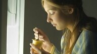 Spuntini di mezzanotte: un danno per i denti
