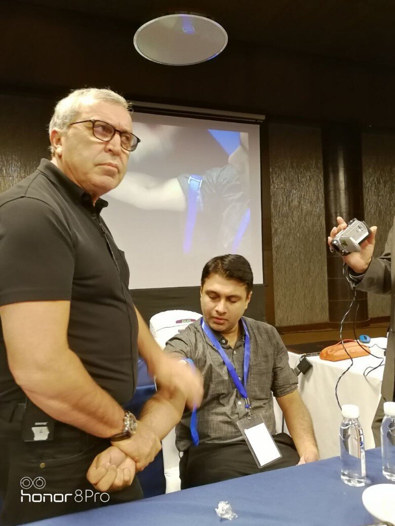 Dr.Choukroun demonstrates phlebotomy technique on a participant.