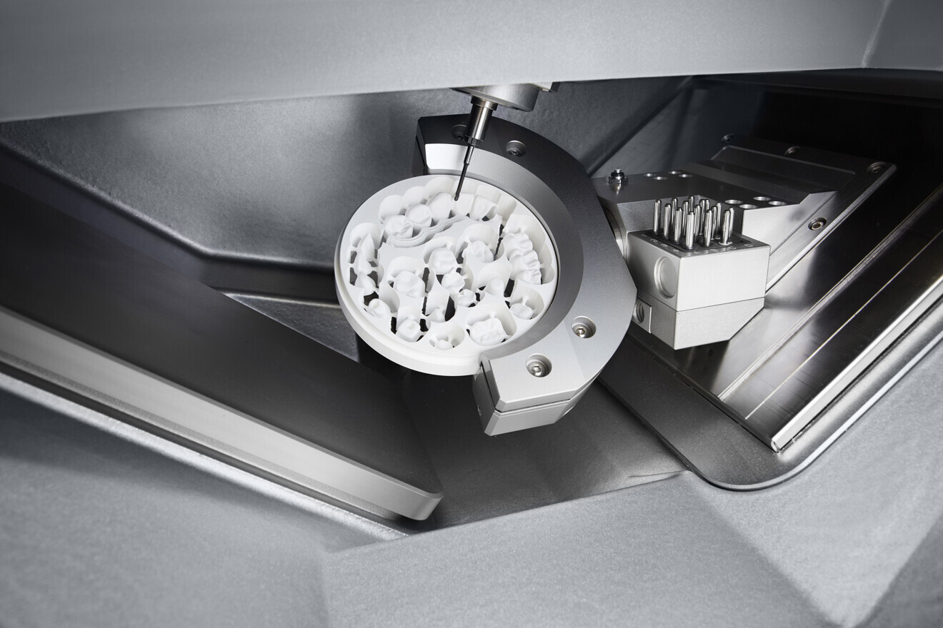 The R5 in dry-milling mode, featuring a patent-pending working chamber’s drying system, allows for a quick switch between wet and dry modes.