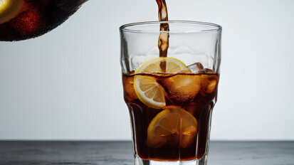 Stille Gefahr Softdrink: Zucker und Säure greifen Zahnschmelz an