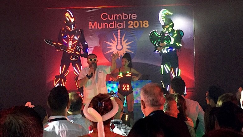 Una explosión de confetti cayó repentinamente en la improvisada pista de baile al final del evento.
