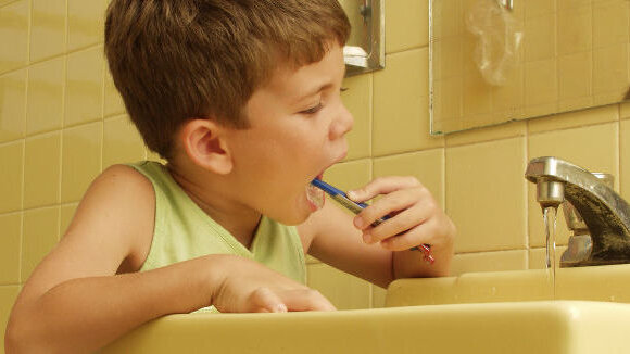 Campaign urges Britons to spit instead of rinse