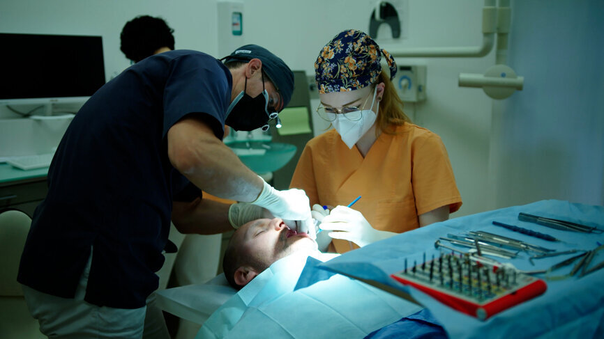 Dr. Nico Lindemann und sein Team hatten vorher noch keinen Patienten operiert, der sich lediglich in Selbsthypnose befand. © Tomas Schröck