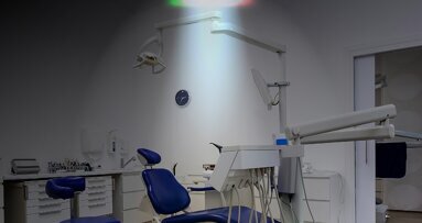 ¿Apague y vámonos o encienda más luces?