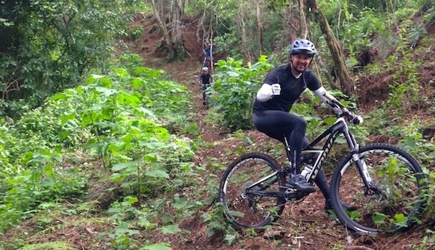 Christian Bruns con su bicicleta de cross-country.