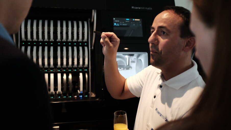 Christian Kirsche, Vertriebsleiter Region Ost bei Amann Girrbach, demonstrierte den Workflow mit Ceramill Matik. © Jeremy Booth, Dental Tribune International 