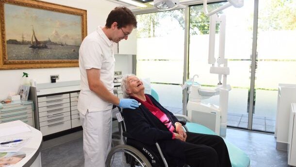 Multidisciplinaire aanpak moet mondgezondheid ouderen verbeteren