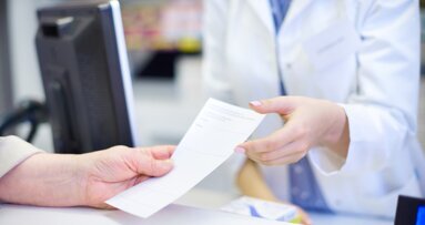Lekarz będący na zwolnieniu lekarskim może wystawiać recepty pro auctore i pro familiae