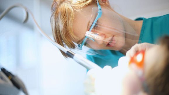 Assistente de dentista entre os melhores empregos para as mulheres