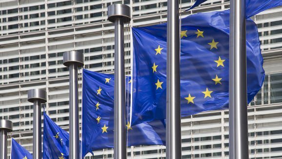 Planos da União Europeia para classificar maioria de material dentário como produtos de alto risco