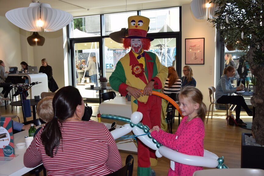 Clown August verzauberte die kleinsten Gäste mit seinen zahlreichen Kunststücken. © DTI