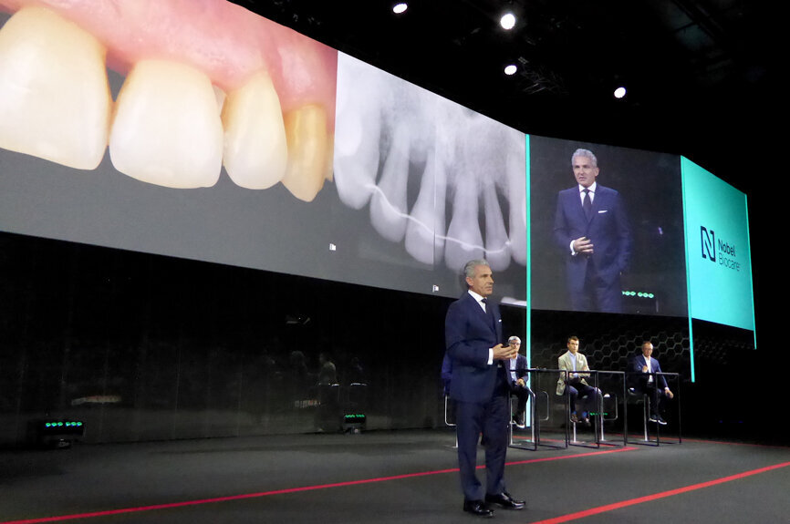 El reconocido implantólogo español Iñaki Gamborena presentó un difícil caso clínico en el simposio.