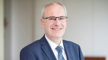 Kontinuität an der Spitze: Dr. Bach bleibt Präsident der DGZI