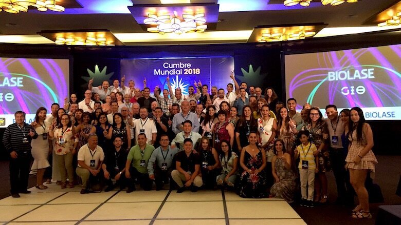 Los asistentes a la Cumbre Mundial de Láser posan para una foto de grupo.