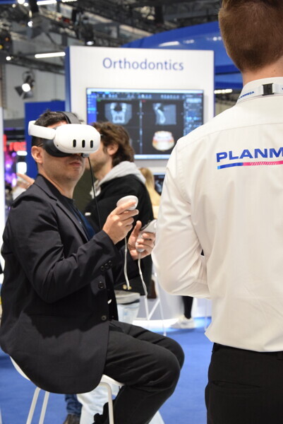 Planmeca zaprezentowała nową aplikację Romexis VR do przeglądania obrazów 3D i wizualizacji planów leczenia implantologicznego w wirtualnej rzeczywistości.