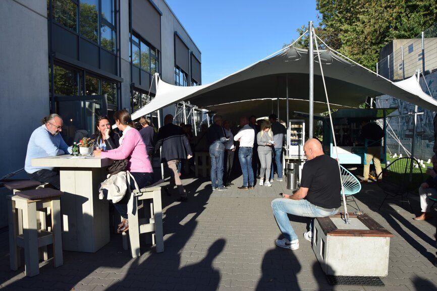 Im Außenbereich konnten sich Zahnärzte an den Food Trucks verköstigen und mit Kollegen austauschen. © DTI