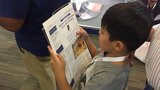 Odontólogos, técnicos dentales, estudiantes y personas de todas las edades recibieron ejemplares de Dental Tribune y de AMIC Today, el periódico de ferias de la editorial. Incluso niños y hasta un osito de peluche, como se aprecia en las fotos, se divirtieron y aprendieron leyendo la publicación más leída en América Latina. (Fotos: Michelle Arias)