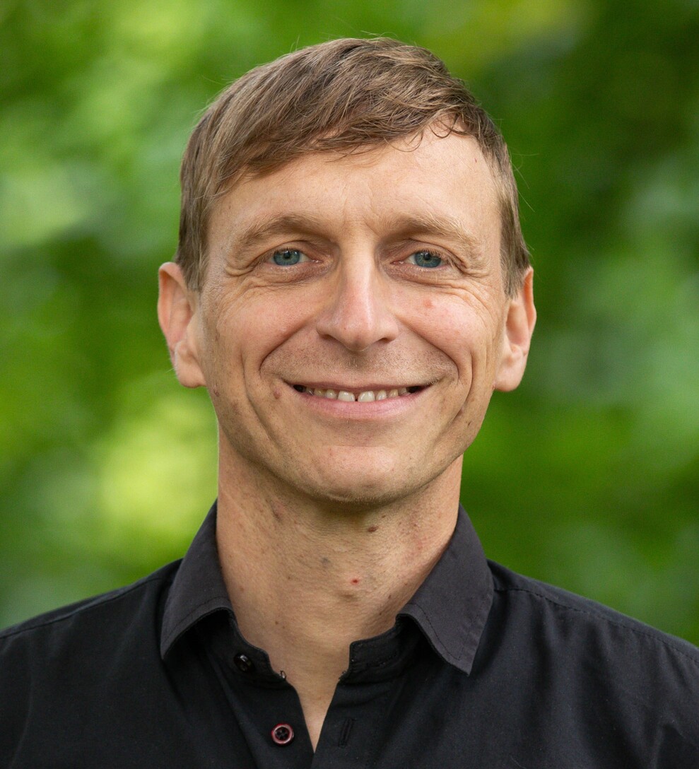 Hoogleraar Cariologie dr. Sebastian Schlafer stelt dat inzicht in de manier waarop arginine de wisselwerking tussen pH, microbiële samenstelling en de structuur van de matrix van de dentale biofilm beïnvloedt, kan bijdragen aan het verbeteren van behandelstrategieën voor cariës. (Foto: Prof. Sebastian Schlafer)